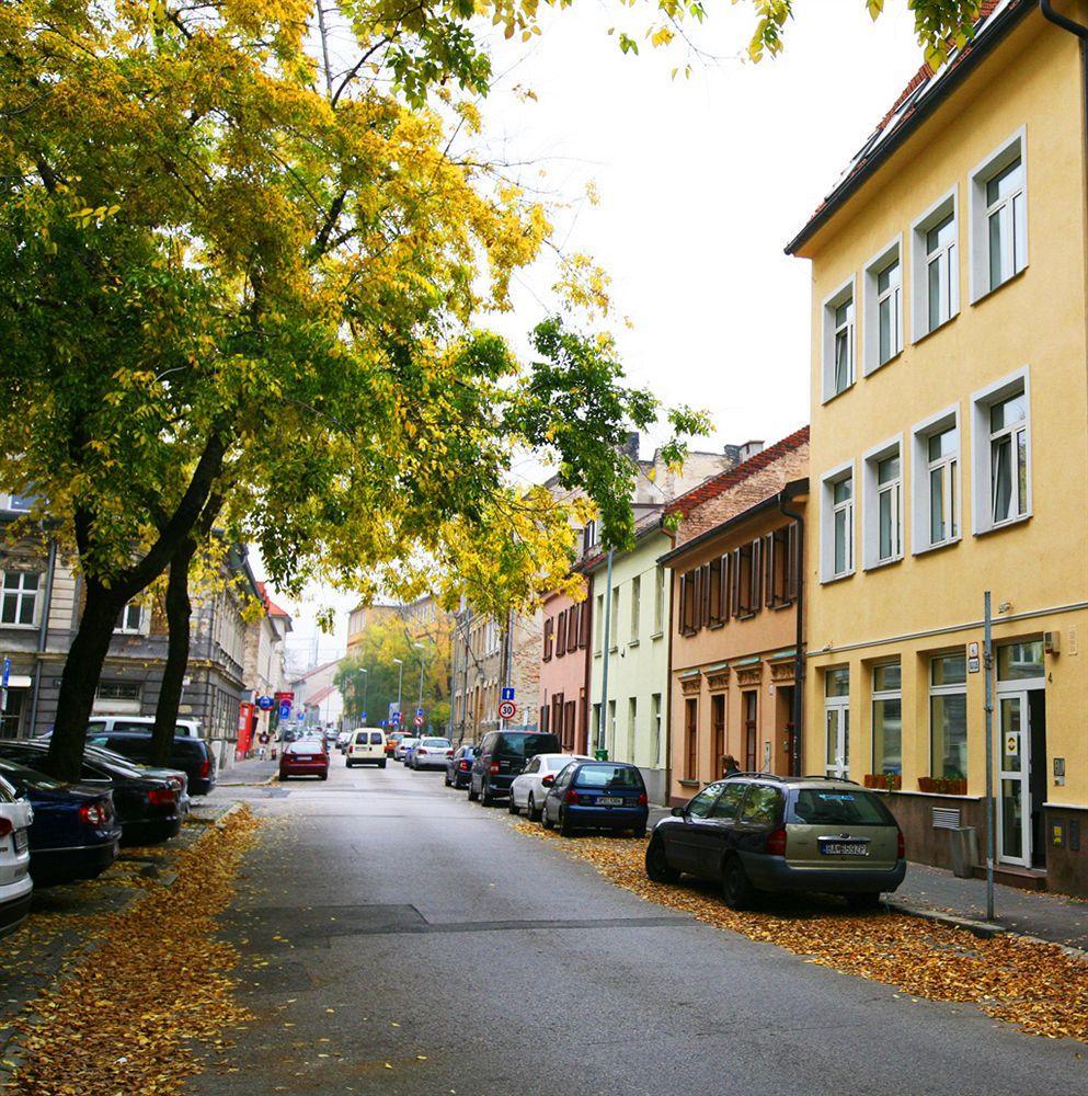 Freddie Next To Mercury Pressburg Exterior foto